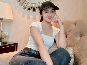 img-title 7 Pesona Bella Nova yang Ngaku Pernah Ditawari Jadi Istri Muda Pejabat