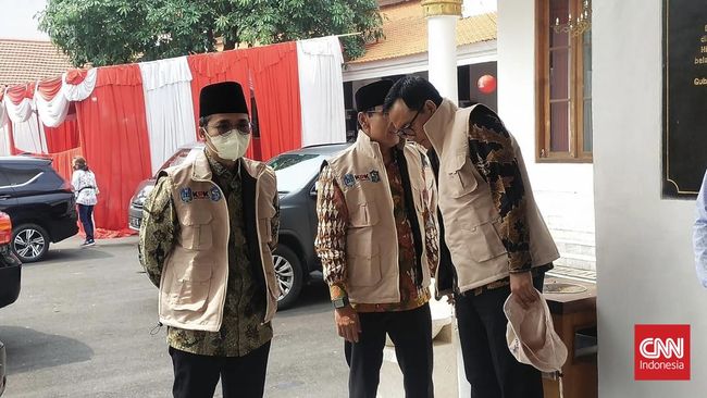 Saat ini Bupati Bangkalan Abdul Latif Amin Imron dan sejumlah tersangka lain tengah diperiksa tim penyidik KPK di Polda Jawa Timur (Jatim).