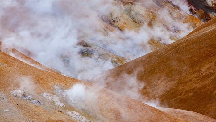 Cek potensi gunung meletus sebelum liburan/Foto: Unsplash/Chris Stenger
