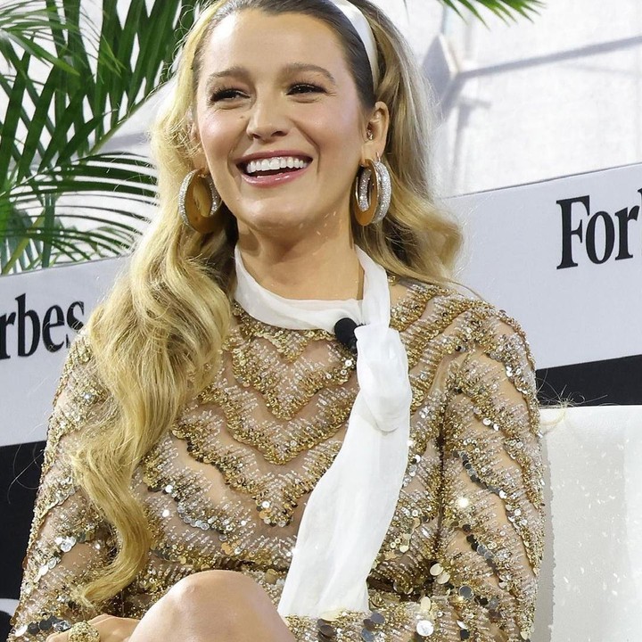 <p>Blake Lively terlihat semakin cantik dan santai menjalani kehamilannya yang keempat dari aktor Ryan Reynolds. Bintang Gossip Girl berusia 35 itu juga tetap terlihat aktif menghadiri beberapa acara, seperti dalam gelaran Forbes ini, Blake tampak menawan dalam gaun mini lengan panjang berpayet emas dengan aksen syal putih yang manis. (Foto Instagram:@blakelively)</p>