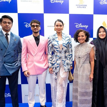 Penampilan Artis Top Indonesia di Blue Carpet Moment Disney Content Showcase