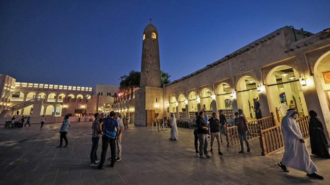 Jeda ini membuat sejumlah pelancong Qatar beristirahat, sebagian lain berburu oleh-oleh di sejumlah pasar tradisional di Kota Doha.