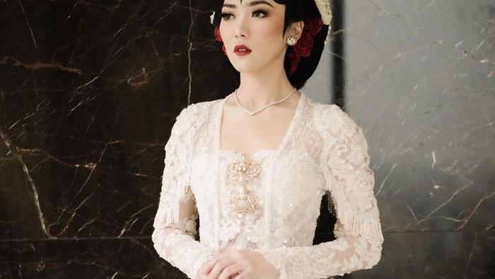 Inspirasi Kebaya Pernikahan ala Artis Indonesia, dari Isyana Sarasvati hingga Maudy Ayunda!