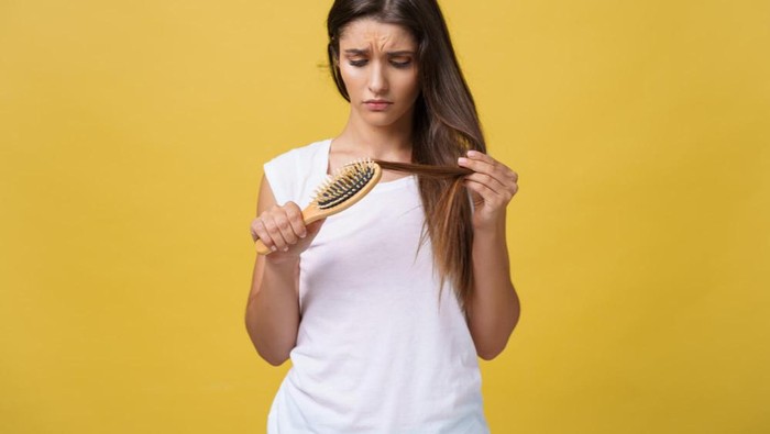 img-title Rambut Sering Rontok? Cek Deretan Penyebabnya Berikut Ini