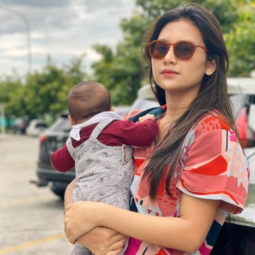 Indah Permatasari Hadiri Lamaran Adik, Interaksi dengan Ibunda Disorot