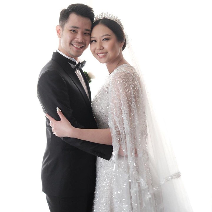 <p>Postingan tersebut turut menuai banyak ucapan selamat dari netizen, Bunda. "Selamat Kak Sisca dan Kak Justin atas pernikahannya, Selamat menempuh hidup baru. Semoga menjadi keluarga yang dilindungin Tuhan, Tuhan Memberkati Amin," tutur @kathar*****. (Foto: Instagram @jessnolimit dan @siscakohl)</p>