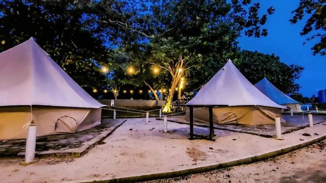 Belakangan Lampung menawarkan wisata glamping terbaru dengan peralatan lengkap dan juga pemandangan alam yang menawan, yang berlokasi di pantai.