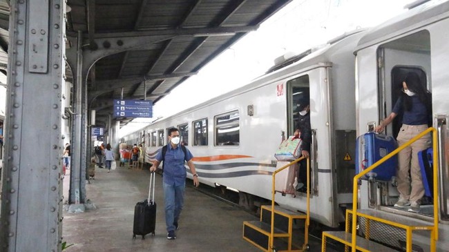 Kepala Humas PT KAI Daerah Operasi 1 Jakarta Eva Chairunisa menyampaikan puncak arus penumpang kereta api jarak jauh terjadi pada Jumat (23/12) atau H-2 Natal.
