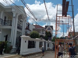 Depan Rumah Erina Calon Mantu Jokowi di Sleman Mulai Dipasangi Tenda