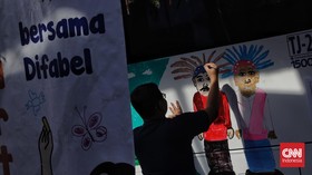 FOTO: Belasan Difabel Menghias Bodi Transjakarta dengan Lukisan