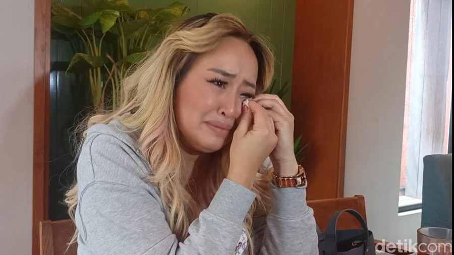 Pinkan Mambo Pinkan Mambo nangis dan minta maaf.