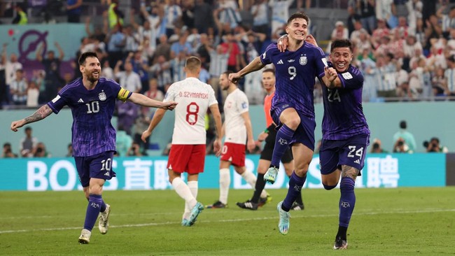 Argentina lolos ke babak 16 besar Piala Dunia 2022 usai hajar Polandia 2-0 pada matchday terakhir Grup C, Kamis (1/12) dini hari WIB.