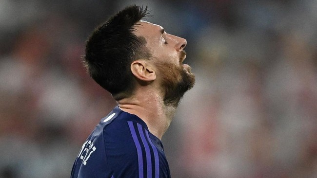 Lionel Messi menolak jabat tangan Robert Lewandowski usai dilanggar di laga Polandia vs Argentina di Piala Dunia 2022.