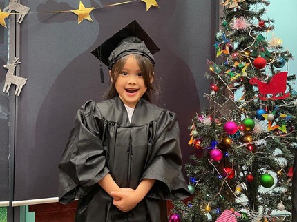 7 Potret Kelulusan Anak Acha Septriasa di Australia, Cantik Pakai Toga
