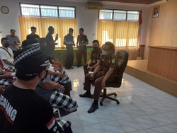 Prajuru Adat Tamblang Geruduk Kejari Buleleng, Desak Tahan Ketua LPD