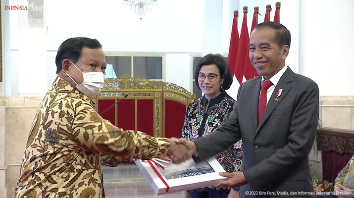 Presiden Joko Widodo didampingi Menteri Keuangan Sri Mulyani Menyerahkan DIPA dan Buku Daftar Alokasi Transfer ke Daerah Tahun Anggaran 2023, 1 Des 2022 (Tangkapan Layar Youtube Sekretariat Presiden)