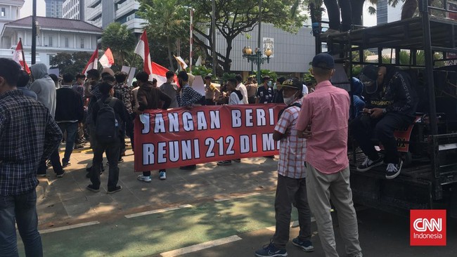 Puluhan massa yang mengatasnamakan Gerakan Aktivis Mahasiswa Islam Indonesia melakukan demonstrasi menolak digelarnya Reuni 212.