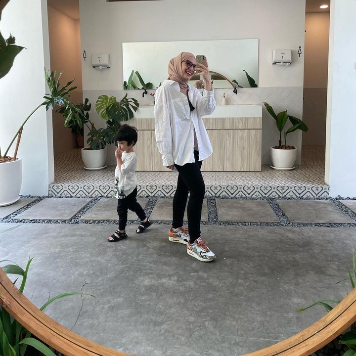 <p>Potret-potret yang Putri Anne bagikan pun selalu menarik perhatian publik. Netizen bahkan tak henti-hentinya mengaku gemas melihat Ibrahim. (Foto: Instagram @anneofficial1990)<br /><br /><br /><br /></p>
