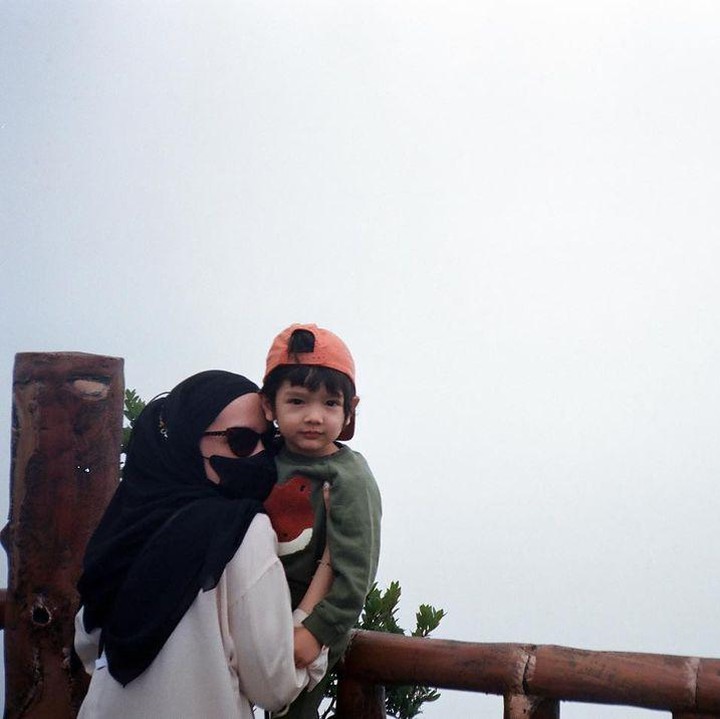 <p>Melalui media sosial Instagram, Putri Anne kerap membagikan potret keseharian dengan anak semata wayangnya tersebut. (Foto: Instagram @anneofficial1990)<br /><br /><br /><br /></p>