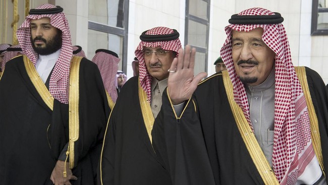 Beberapa alasan Pangeran Mohammed bin Nayef dicopot dari jabatan Putra Mahkota oleh Raja Salman pada 2017 lalu beredar usai MbS naik takhta menggantikannya.