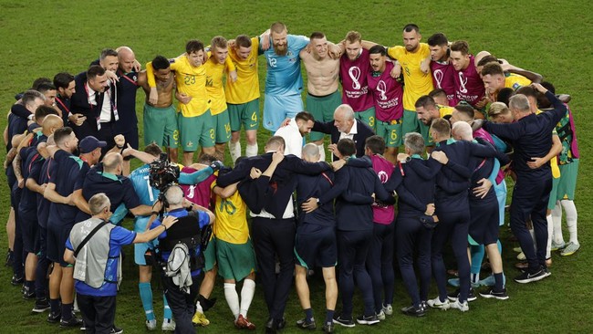 Australia memberikan kejutan dengan menjadi tim negara Asia pertama yang lolos babak 16 besar Piala Dunia 2022 usai mengalahkan Denmark.