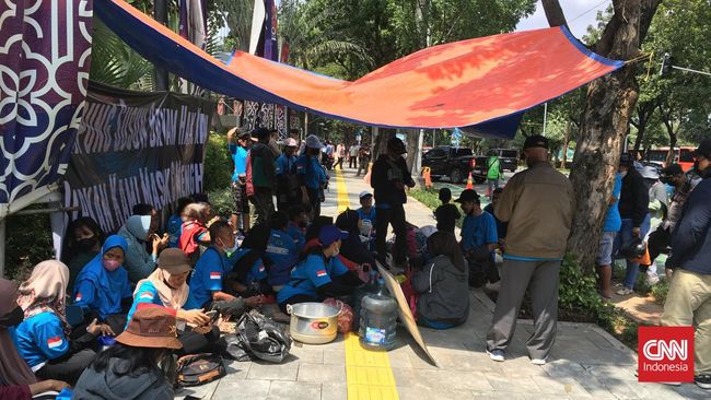 Puluhan warga eks warga gusuran pembangunan JIS Kampung Bayam menggelar aksi dan mendirikan tenda di depan Balai Kota DKI Jakarta.