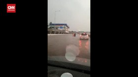 VIDEO: Lalin Tol Pondok Aren- BSD Tersendat karena Banjir Usai Hujan
