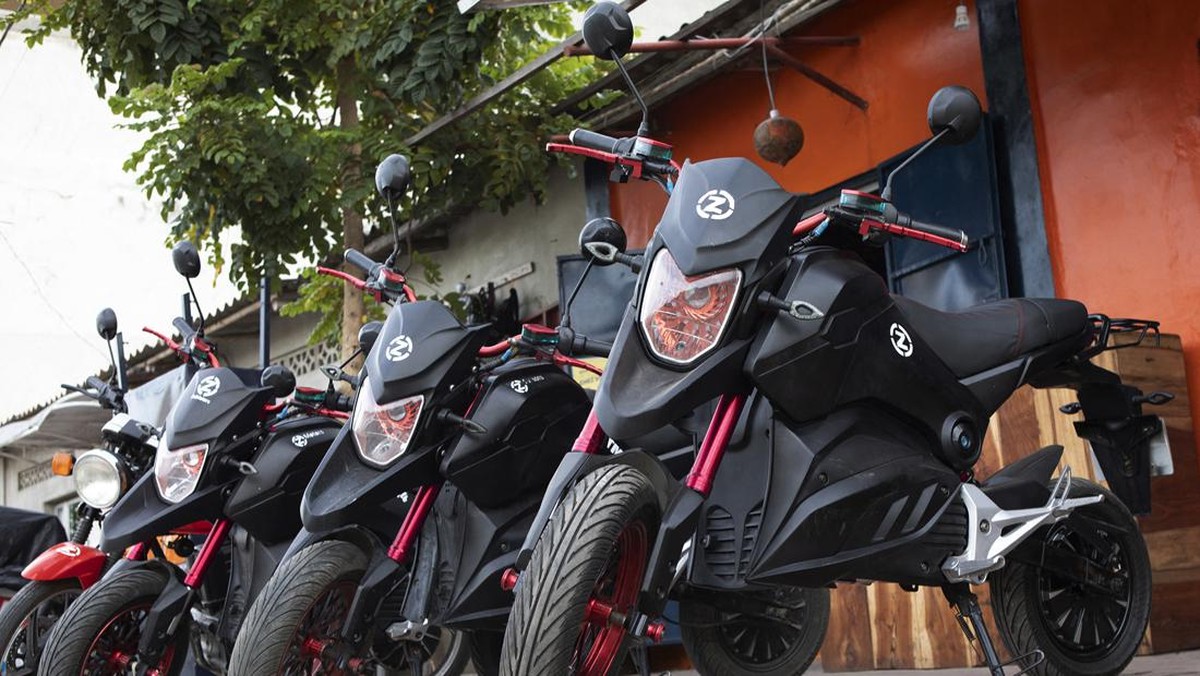 FOTO: Setrum Motor Listrik di Afrika Barat