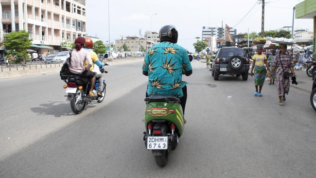 FOTO: Setrum Motor Listrik di Afrika Barat
