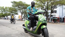 FOTO: Setrum Motor Listrik di Afrika Barat