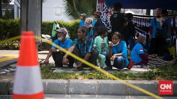 FOTO: Warga Kampung Bayam Gusuran JIS Gelar Tenda di Balai Kota DKI