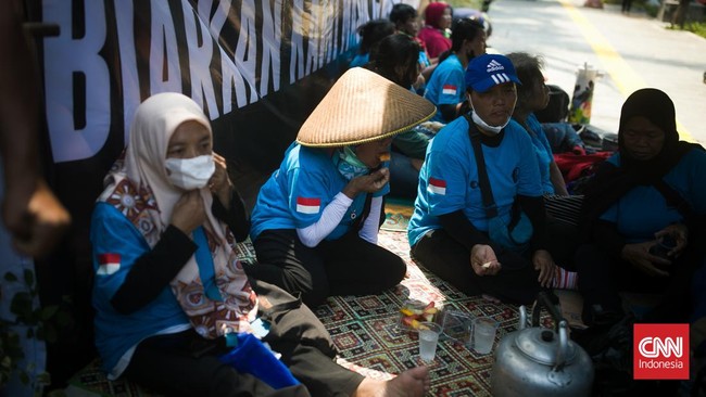 FOTO: Warga Kampung Bayam Gusuran JIS Gelar Tenda di Balai Kota DKI