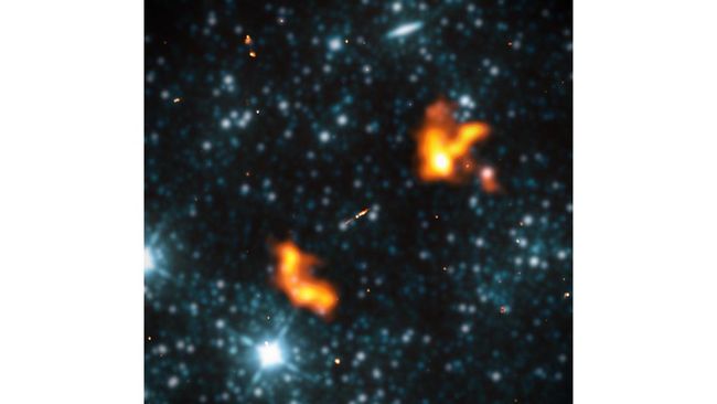 Para astronomi menemukan galaksi terbesar yang pernah ditemukan, Alcyoneus. Intinya berupa lubang hitam supermasif!