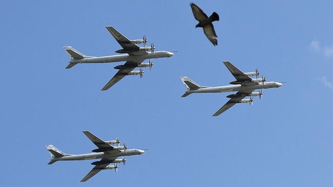 Ukraina Ungkap Bomber Nuklir Rusia Gentayangan Dekat Perbatasan Militer Ukraina mengungkapkan bomber berkemampuan nuklir Rusia gentayangan di dekat perbatasan kedua negara.
