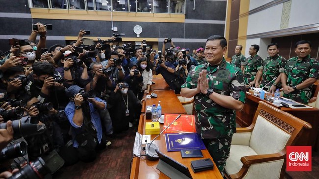 Istri Yudo: Alhamdulillah Suami Dipercaya Jadi Panglima TNI Istri KSAL Laksamana Yudo Margono, Veronica Yulis Prihayati mengaku bersyukur suaminya dipercaya menjadi calon Panglima TNI.