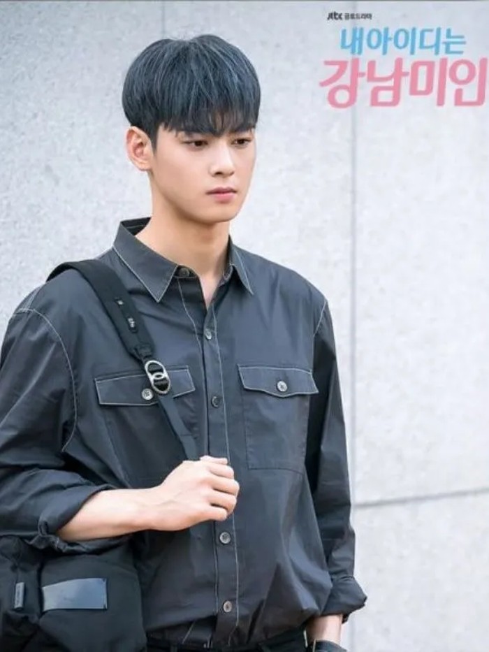 Dalam drama My ID is Gangnam Beauty (2018), Cha Eun Woo berperan menjadi anak kuliahan yang cerdas dan gentle. Gaya ikoniknya yang casual dan rapi dengan kemeja membuatnya terlihat cool dan menarik./ Foto: creatrip.com