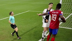 FOTO: Potret Frappart, Wasit Wanita Pertama Pimpin Laga Piala Dunia