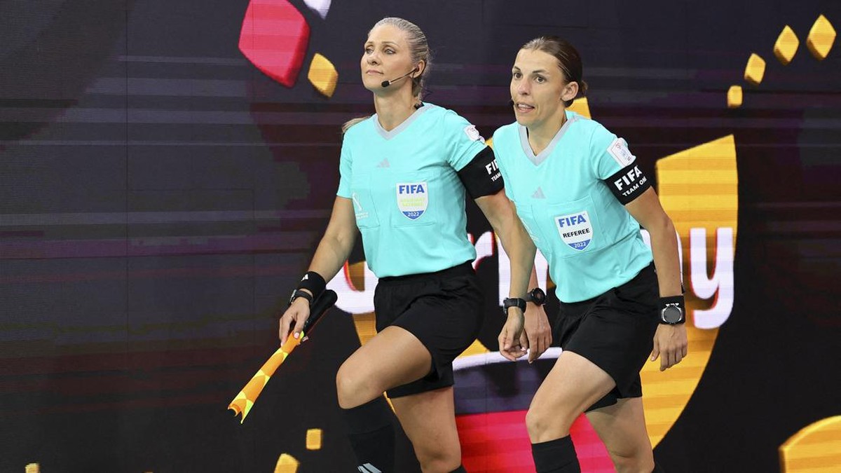 FOTO: Potret Frappart, Wasit Wanita Pertama Pimpin Laga Piala Dunia