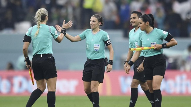 FOTO: Potret Frappart, Wasit Wanita Pertama Pimpin Laga Piala Dunia
