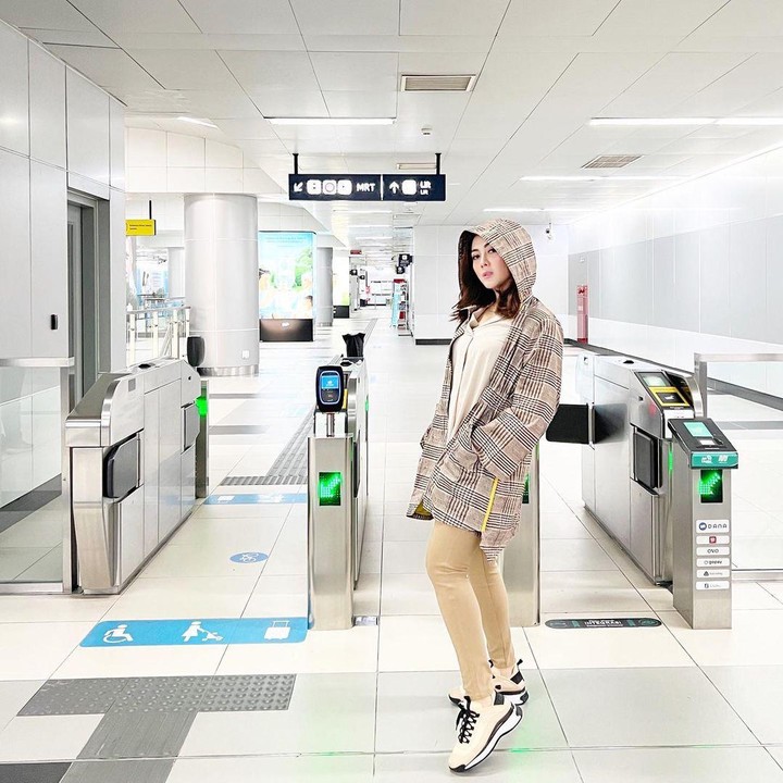 <p>Dhena memutuskan untuk menurunkan berat badan setelah dirinya kembali berlibur bersama anak-anak. Dhena mengaku saat itu ia merasa berat badannya naik, Bunda. (Foto: Instagram@dhenaaldhaliadevanka)</p>
