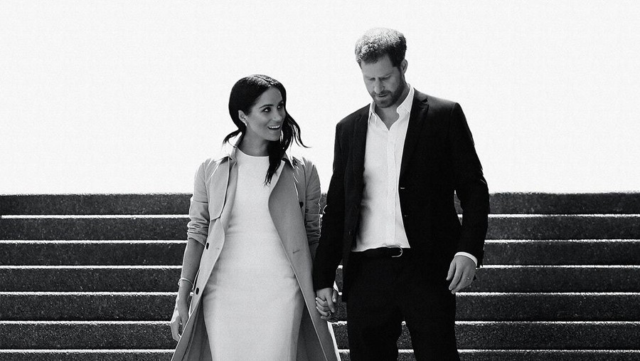 Foto Mesra Meghan Markle dan Pangeran Harry dari Dokumenter Netflix This image released by Netflix shows Prince Harry and Meghan, Duke and Duchess of Sussex, in a scene from the upcoming documentary