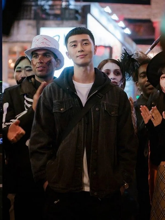 Gaya fashion Park Seo Jun ketika berperan menjadi Park Sae Ro Yi di Itaewon Class (2020) terlihat cool dan edgy. Ia tidak pernah ketinggalan memakai jaket bomber oversize yang ikonik dan menjadi ciri khasnya./ Foto: instagram.com/bn_sj2013