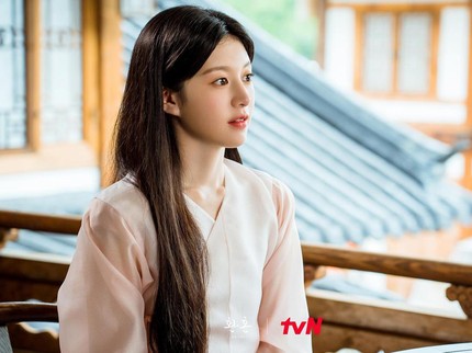 Profil Go Yoon Jung, Akun IG & Drakor Terbaik Selain Alchemy of Souls: Light and Shadow