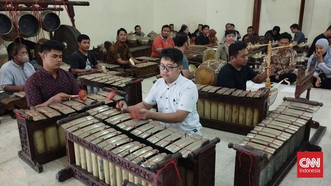 Institut Seni Indonesia Surakarta menyiapkan dua grup karawitan untuk memeriahkan acara ngunduh mantu Kaesang Pangarep dan Erina Gudono.
