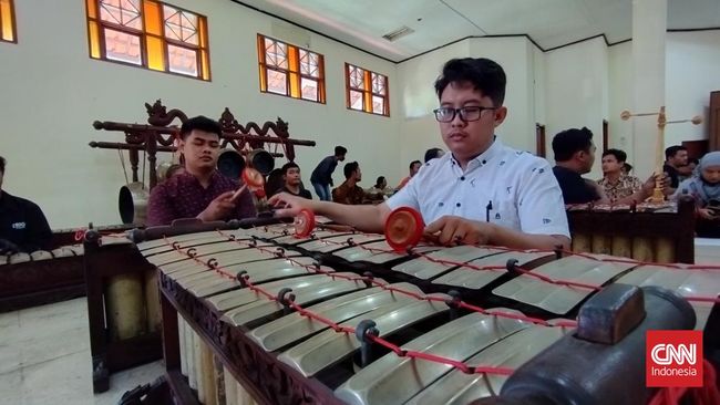 Grup karawitan ISI Surakarta menyiapkan tiga tembang khusus saat tasyakuran Kaesang Pangarep dan Erina Gudono di Pura Mangkunegaran, Minggu (11/1).