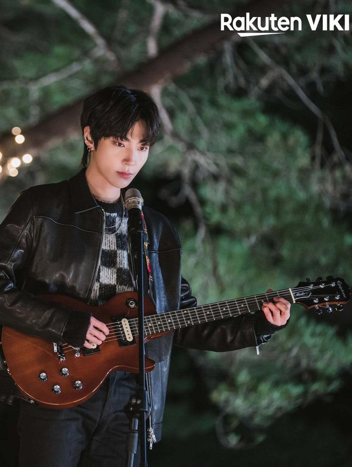 Hwang In Youp sebagai Han Seo Jun di True Beauty (2020) diceritakan sebagai bad boy yang cool dan tampan. Ia tidak pernah ketinggalan mengenakan jaket-jaket kulit dan jeans yang menjadi ciri khas Han Seo Jun, membuatnya terlihat keren dan menawan./ Foto: viki.com