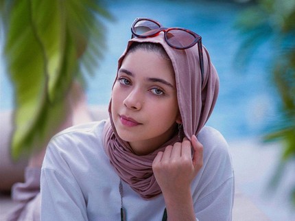 7 Potret Cantik Isabel Tramp Putri Ayu Azhari, Berkerudung & Stylish Banget