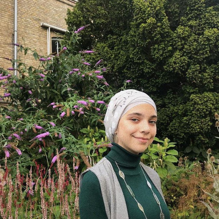 <p>Lahir pada 1 Oktober 2005, gadis blasteran yang satu ini diketahui mewarisi darah Denmark dari sang Ayah dan dari sang Ibu mewarisi darah Arab. Tak heran bila wajah blasterannya ini memiliki paras yang cantik, ya, Bunda. (Foto: Instagram@isabel.azhari)</p>