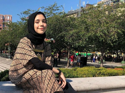 7 Potret Isabel, Anak Gadis Ayu Azhari yang Cantik Berkerudung & Pintar Nyanyi