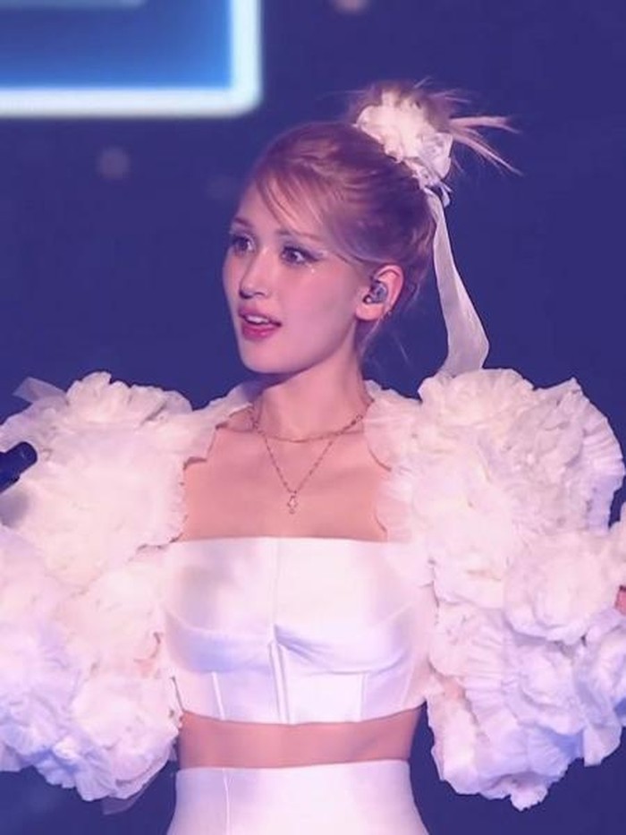 Selain itu, So Mi pun kedapatan mengenakan berbagai outfit yang menarik, Beauties. Mulai dari red carpet MAMA 2022, tampil di atas panggung, hingga penampilannya sebagai MC, outfit yang dikenakan So Mi sukses menuai perhatian./ Foto: kpopstarz.com